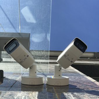 Мощные уличные камеры на фасаде загородного дома для охраны входной зоны.
