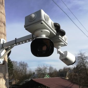 Уличные камеры на специальном кронштейне на дереве для охраны периметра дачи.